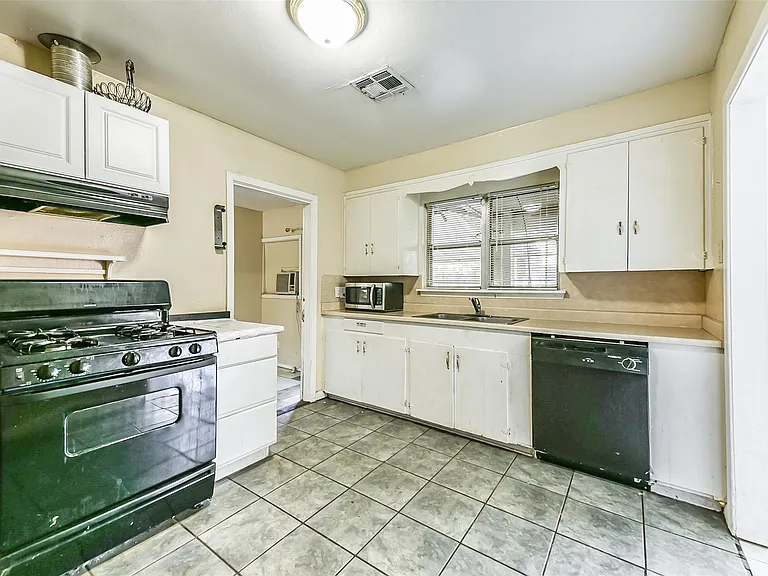 4710 Wedgewood Dr — Photo 3