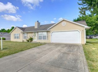 703 Meadowsweet Dr, Saint Joseph, IL 61873