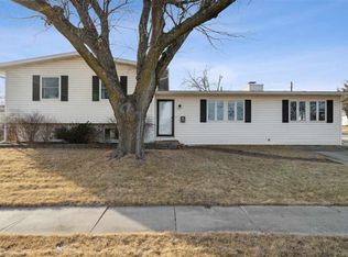 890 Parkview Dr, Marion, IA 52302