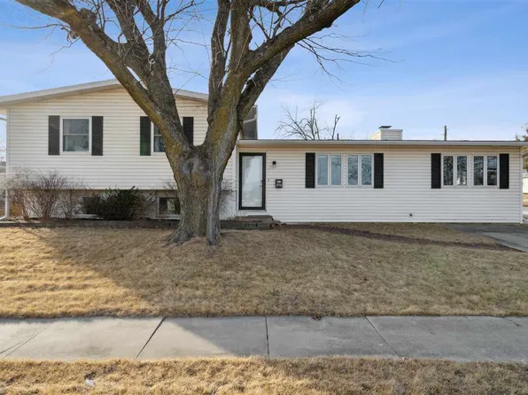 890 Parkview Dr, Marion, IA 52302