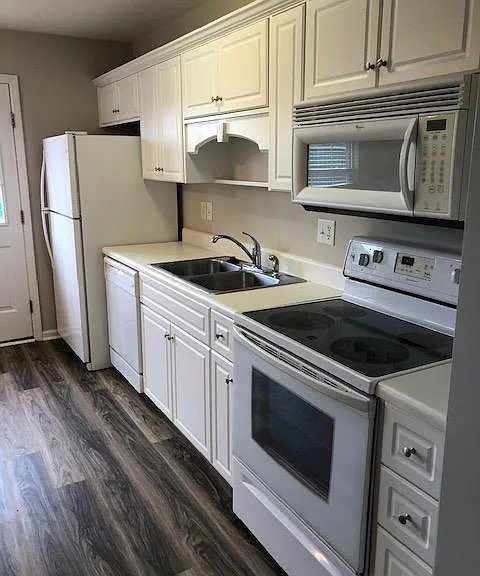 323 Greendale Pl — Photo 3