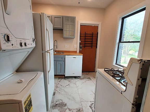 4th image of 4631 Broadway Ave #4