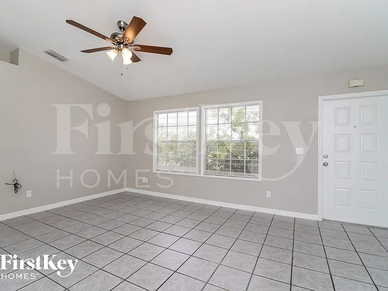 222 NW 28th Ct — Photo 4