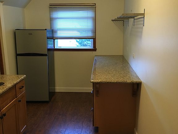 kitchen has granite counters