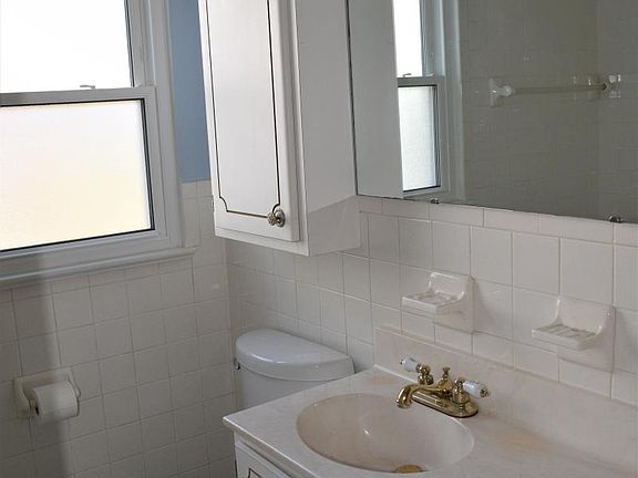 Full Upstairs Bathroom