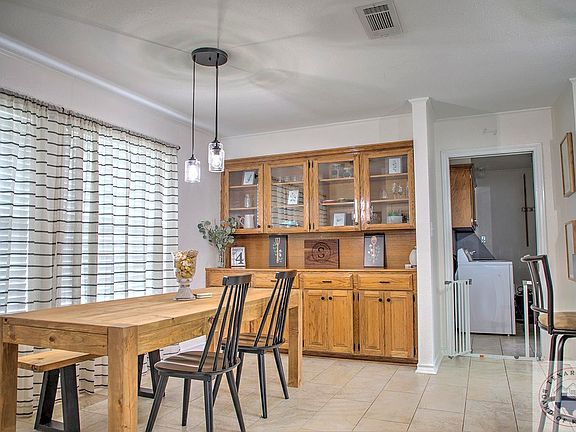 2nd image of 2412 Lavender Ln