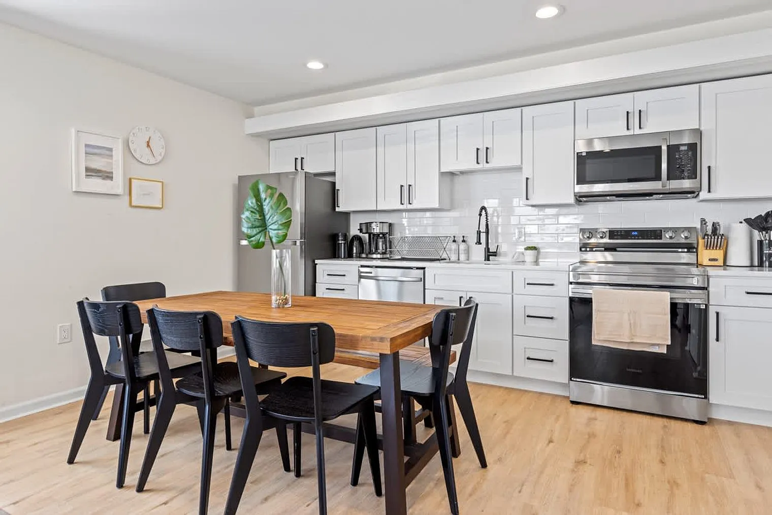 3 bed, 1.0 bath, 1194 sqft, $5,372 — Photo 3