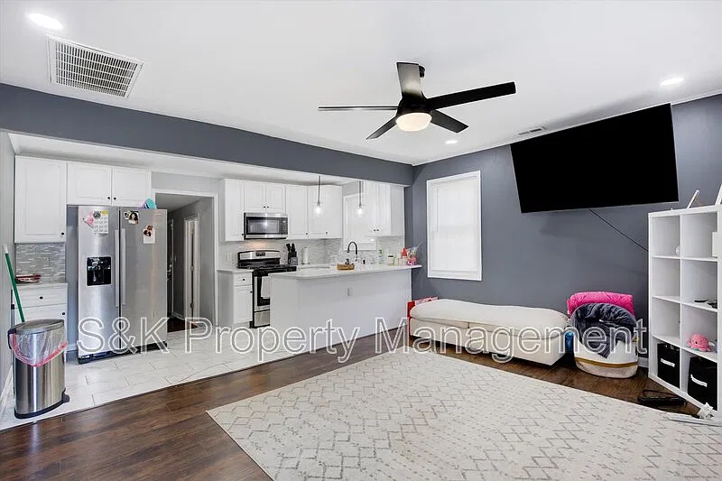 3 bed, 2.0 bath, 1071 sqft, $1,850 — Photo 2