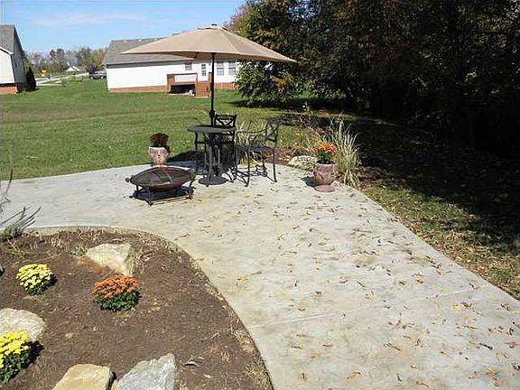 2nd image of 114 N Country Dr