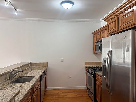 5th image of 528 52nd St APT 202