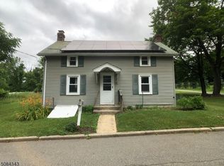 15 Smith St, Hampton, NJ 08827