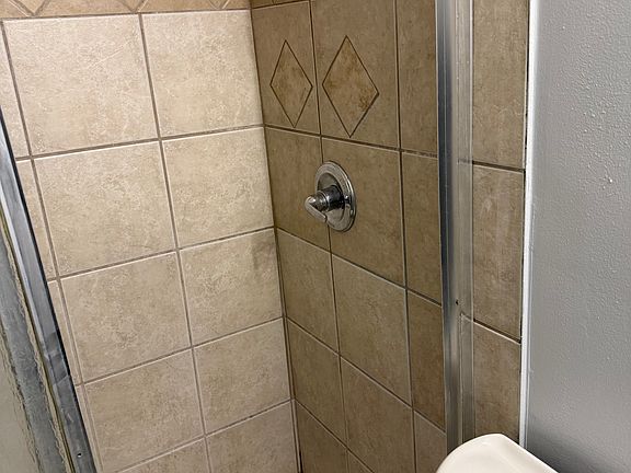 4th image of 2876 Glenbrook Dr