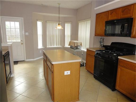 Looking towards the breakfast room.