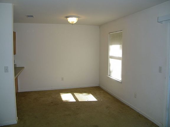 4th image of 27 Baywood Ct