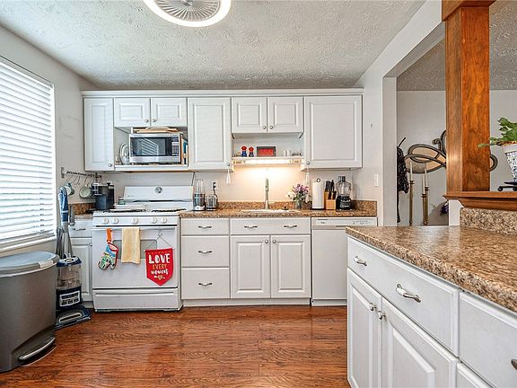 2nd image of 417 Lark Tree Cir