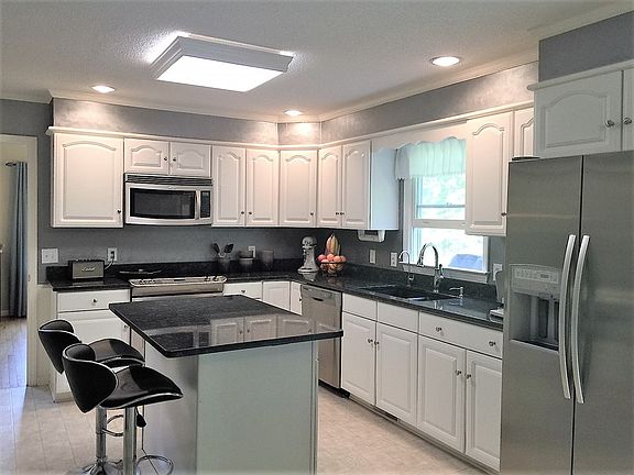 4th image of 102 Woodland Ave