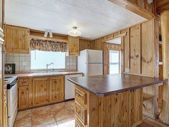Stunning Kitchen with a breakfast bar.