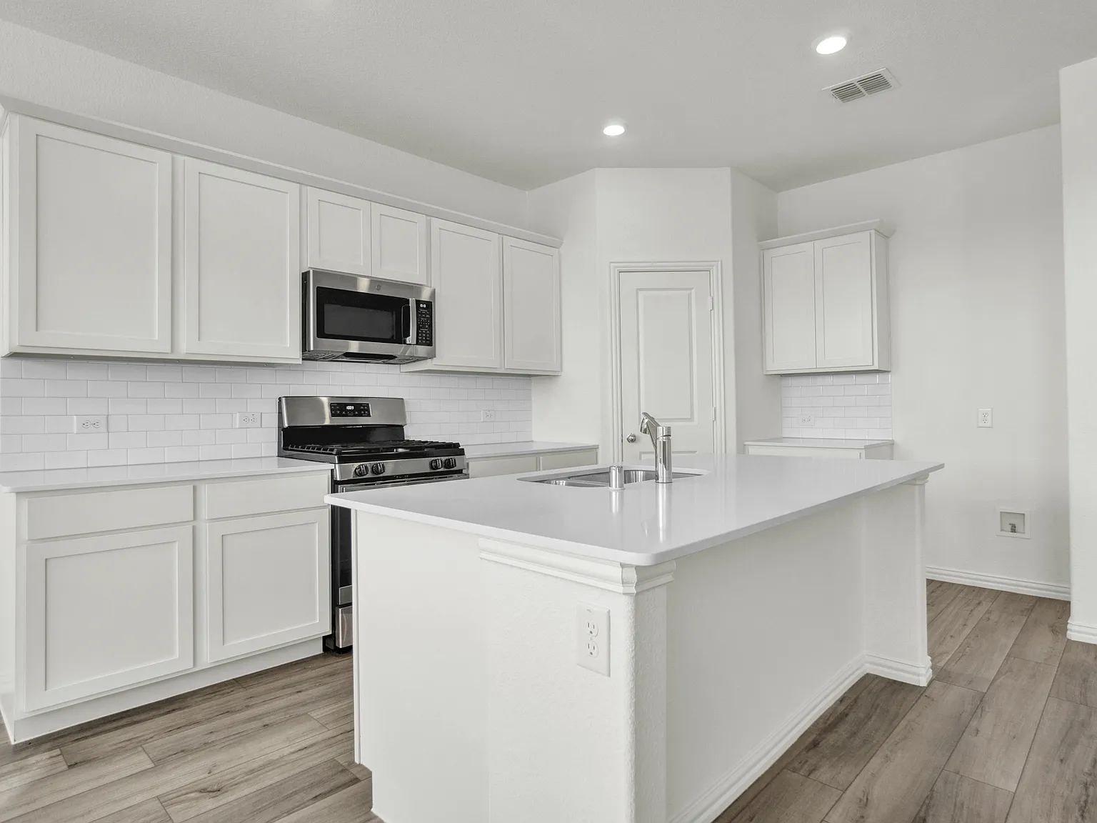 4 bed, 2348 sqft, $2,650 — Photo 1