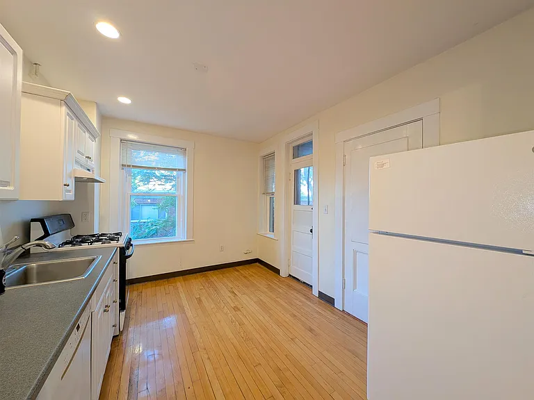 331 Harvard St #5 — Photo 14