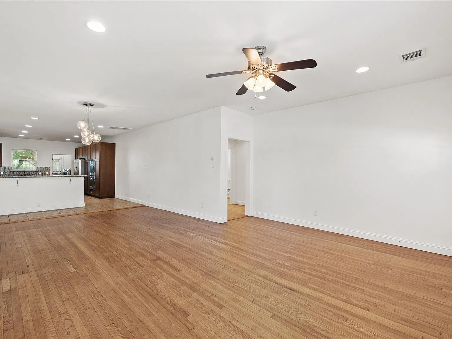 3 bed, 2.0 bath, 1950 sqft, $3,500 — Photo 4