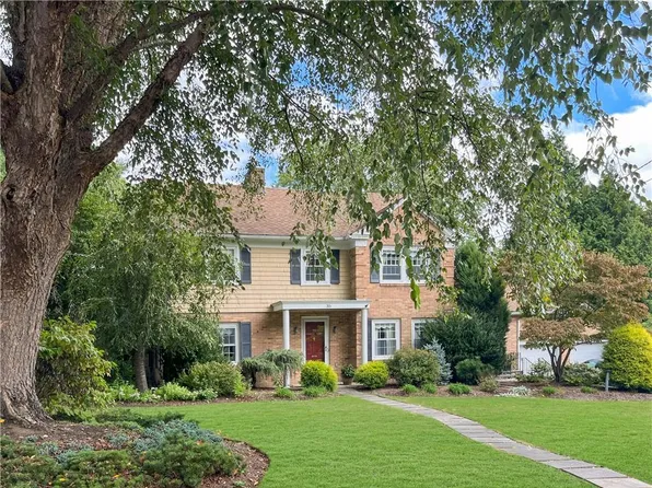 35 Hill Top Dr, Warwick, RI 02818