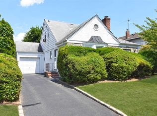 18 Murdock Rd, East Rockaway, NY 11518