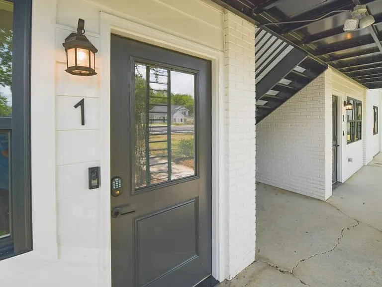 1530 Hawthorne Ln — Photo 5