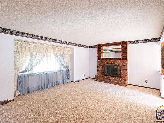 5th image of 418 Eagle St