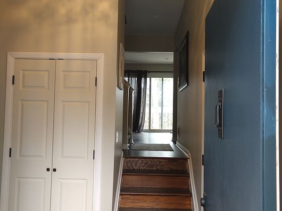 Foyer w/ garage entry