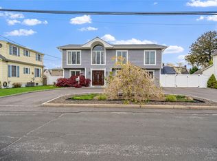 18 Ithaca Street, Lindenhurst, NY 11757