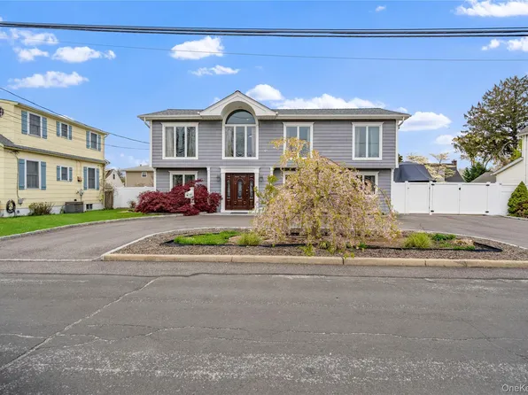 18 Ithaca Street, Lindenhurst, NY 11757