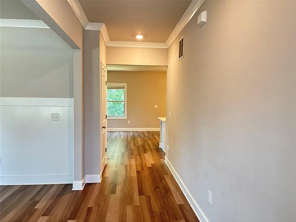 4 bed, 2.5 bath, 2513 sqft, $2,600 — Photo 2