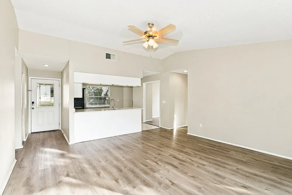 3 bed, 2.0 bath, 1289 sqft, $2,310 — Photo 4