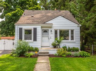 1741 Lakeland Ave, Sylvan Lake, MI 48320