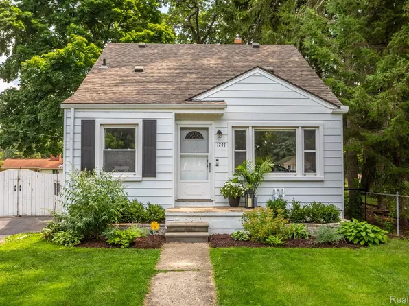 1741 Lakeland Ave, Sylvan Lake, MI 48320