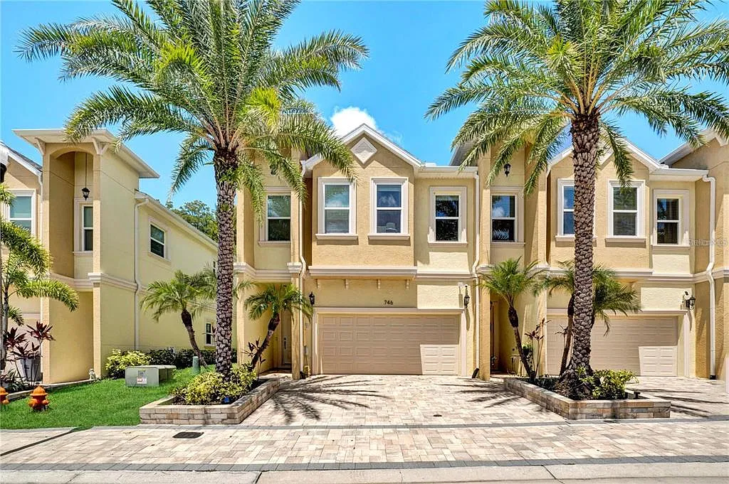 3 bed, 2.5 bath, 2275 sqft, $3,000 — Photo 1
