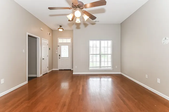 5682 Hunters Chase Dr — Photo 4