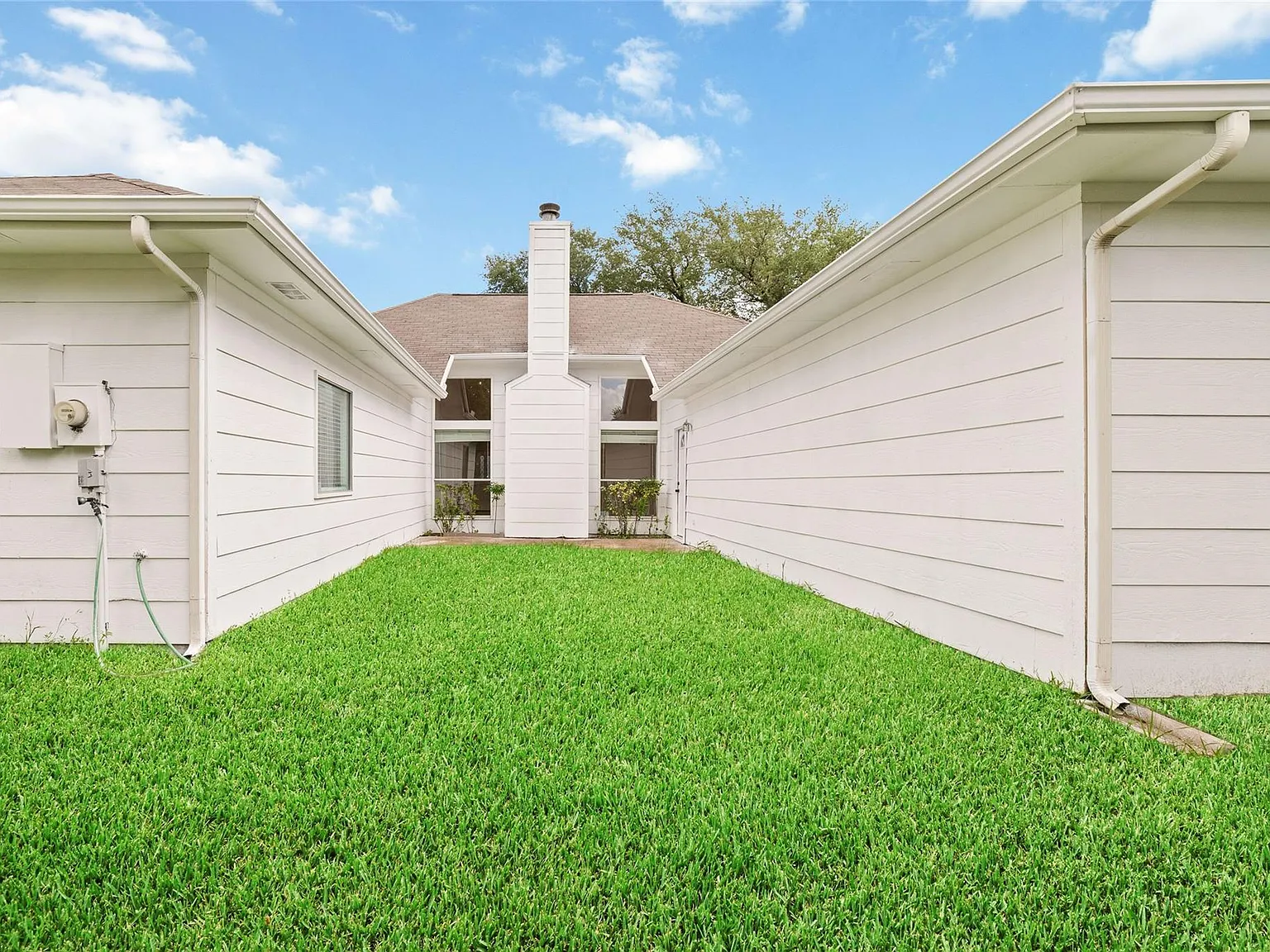 4 bed, 2.0 bath, 2438 sqft, $2,150 — Photo 2