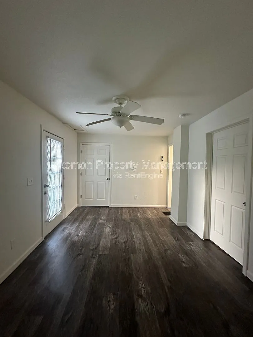 2 bed, 1.0 bath, $900 — Photo 2