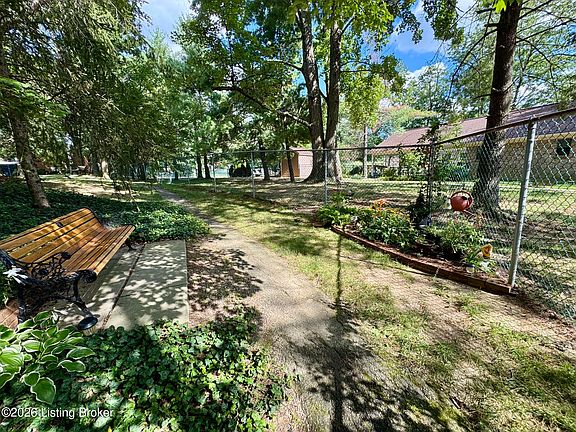 4th image of 401 Forest Park Rd