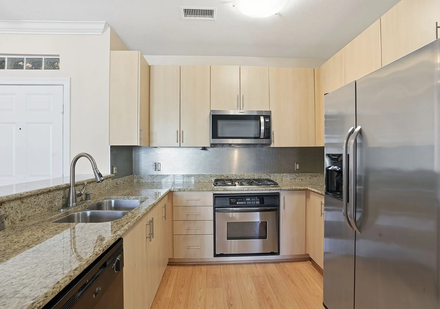 Beautifully upgraded 1 Bdrm, 1 Bath w/large storage room available for rent — Photo 1