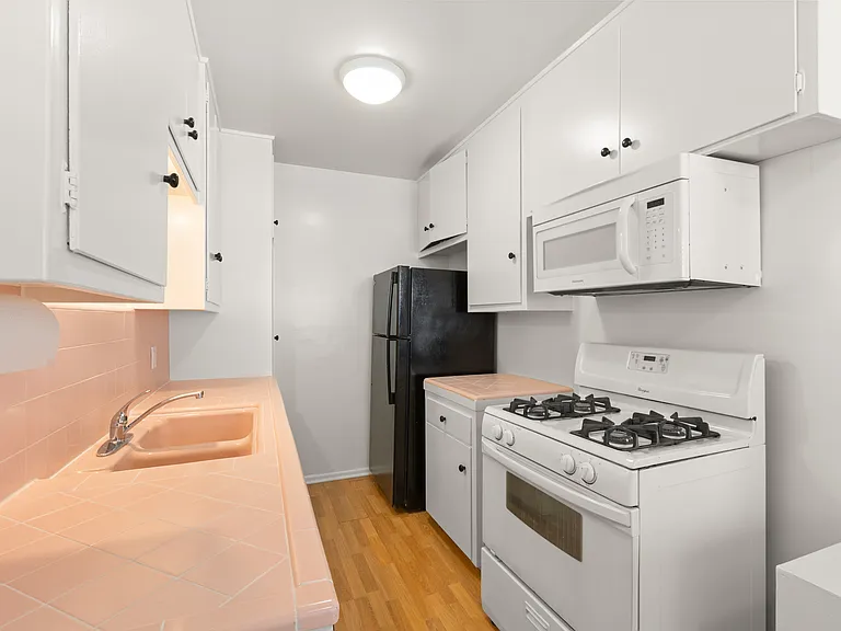 12817 Moorpark St #4 — Photo 9