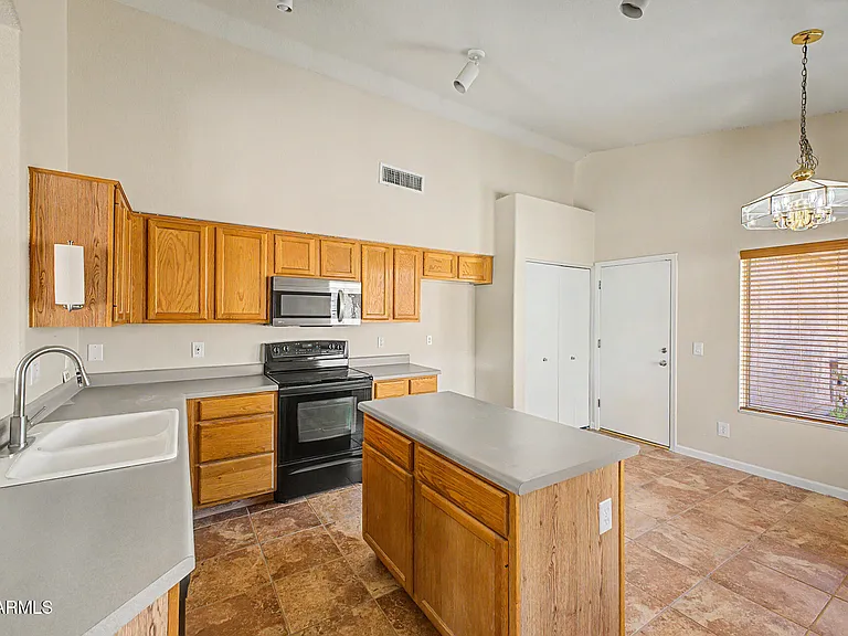 3311 E San Angelo Ave — Photo 7