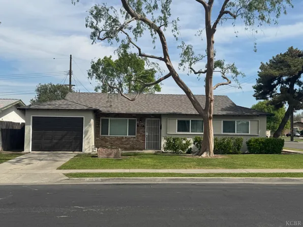 2215 N Mayfair Dr, Hanford, CA 93230