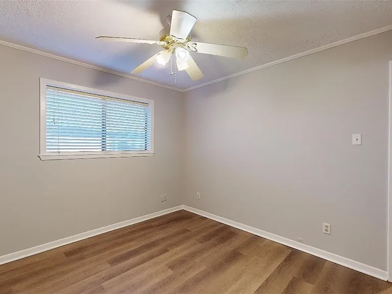 3904 Windwood Cir — Photo 18