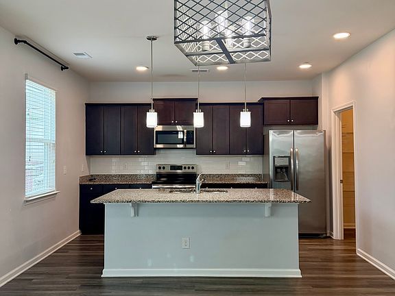 5th image of 74 Parkside Dr