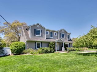 26 Middle Rd, Hampton Bays, NY 11946