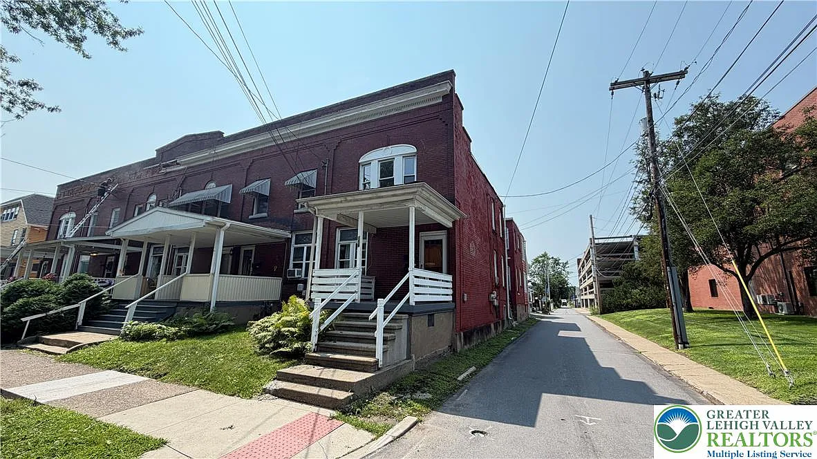 3 bed, 1.0 bath, 1128 sqft, $1,350 — Photo 2