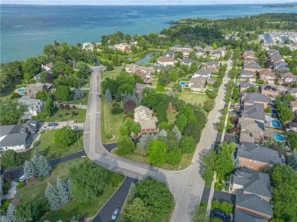 8 Lochside Dr, Hamilton, ON L8E 5T6