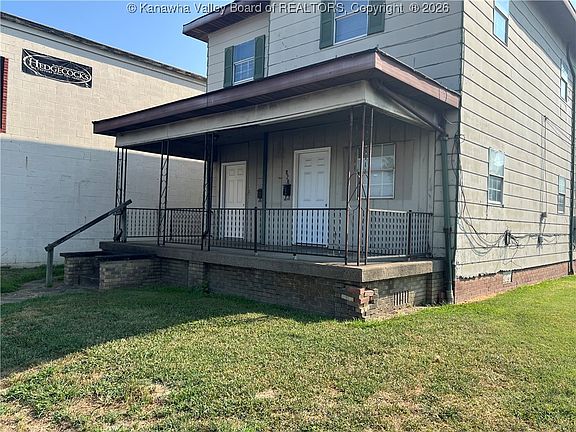 3rd image of 828-830R-834 20th St